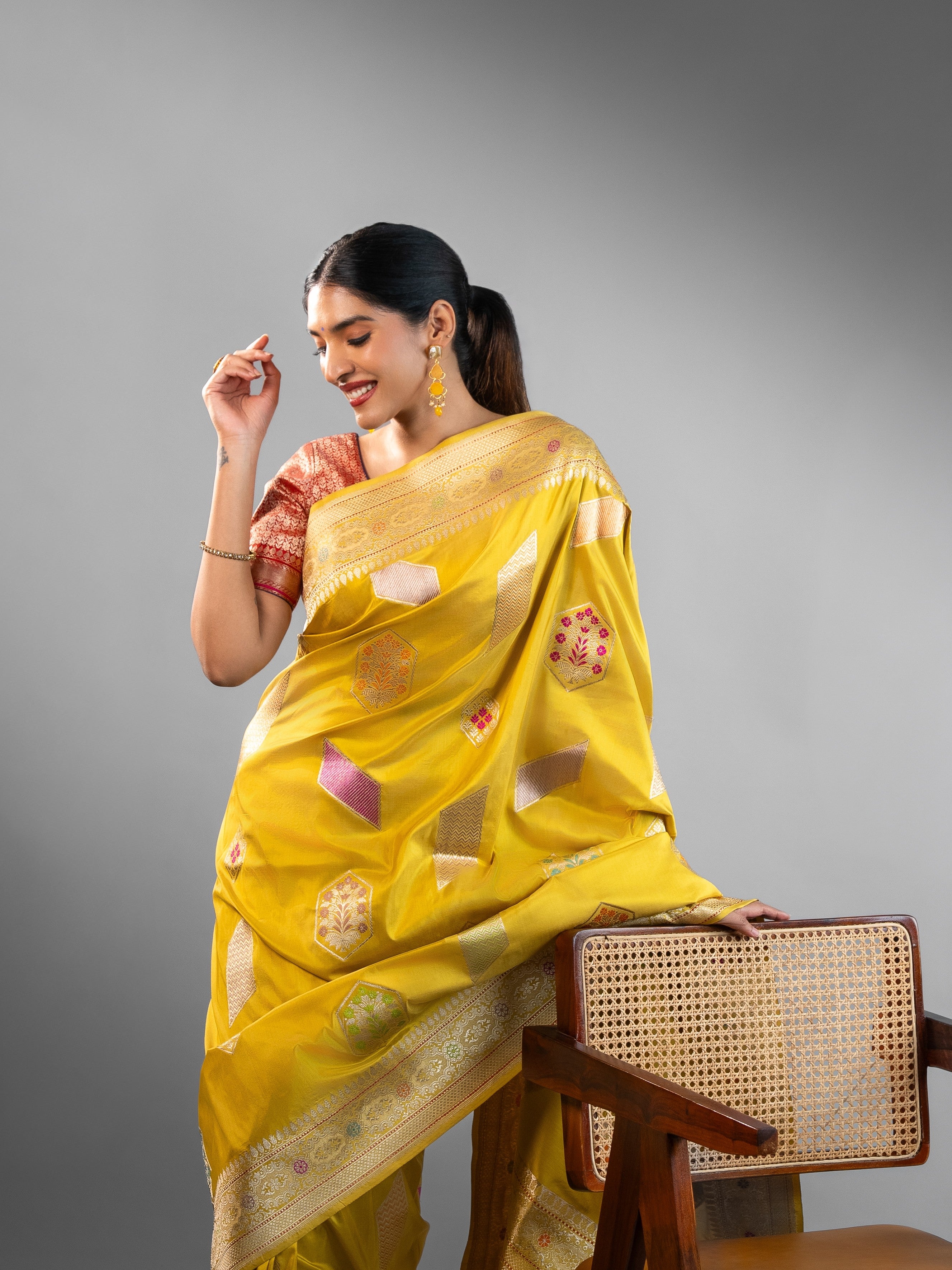 Exquisite Golden-Green Banarasi Silk Saree with Meenakari & Geometric Zari Motifs