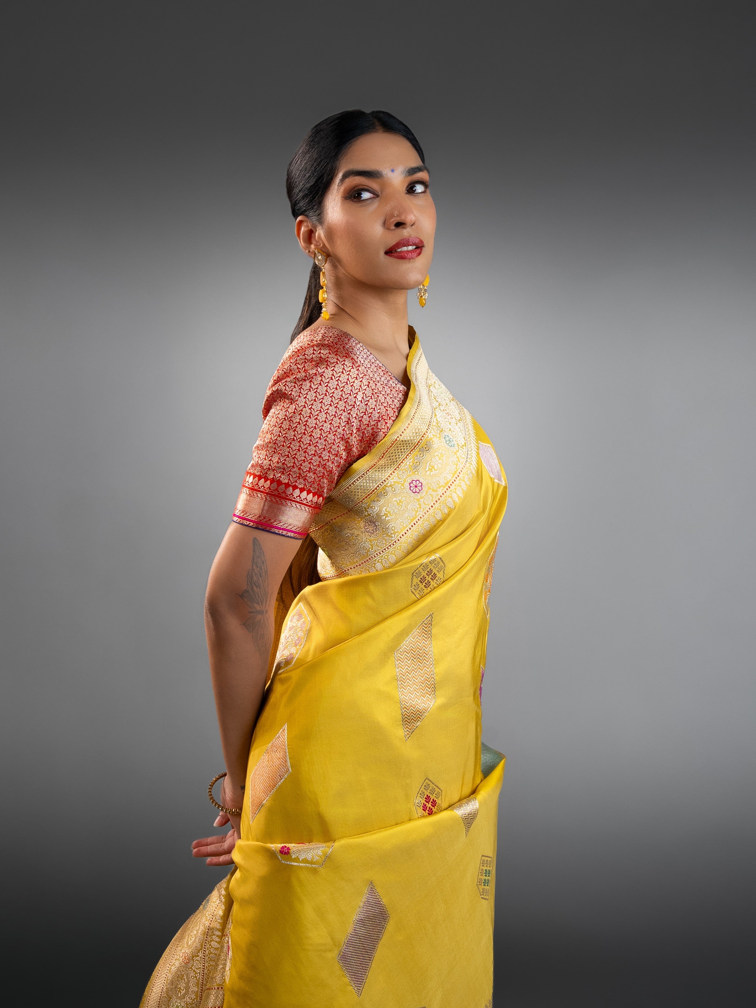 Exquisite Golden-Green Banarasi Silk Saree with Meenakari & Geometric Zari Motifs