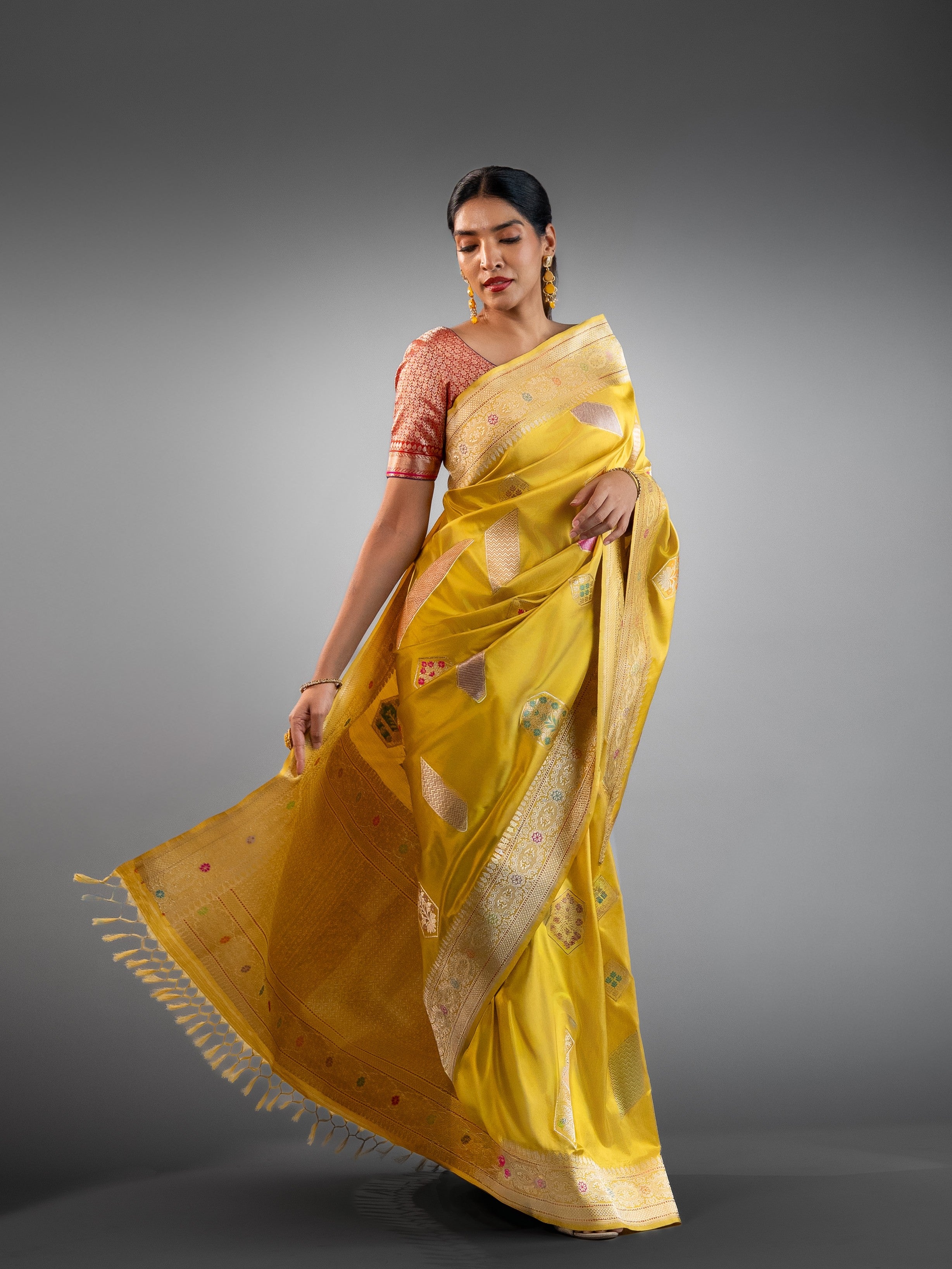 Exquisite Golden-Green Banarasi Silk Saree with Meenakari & Geometric Zari Motifs
