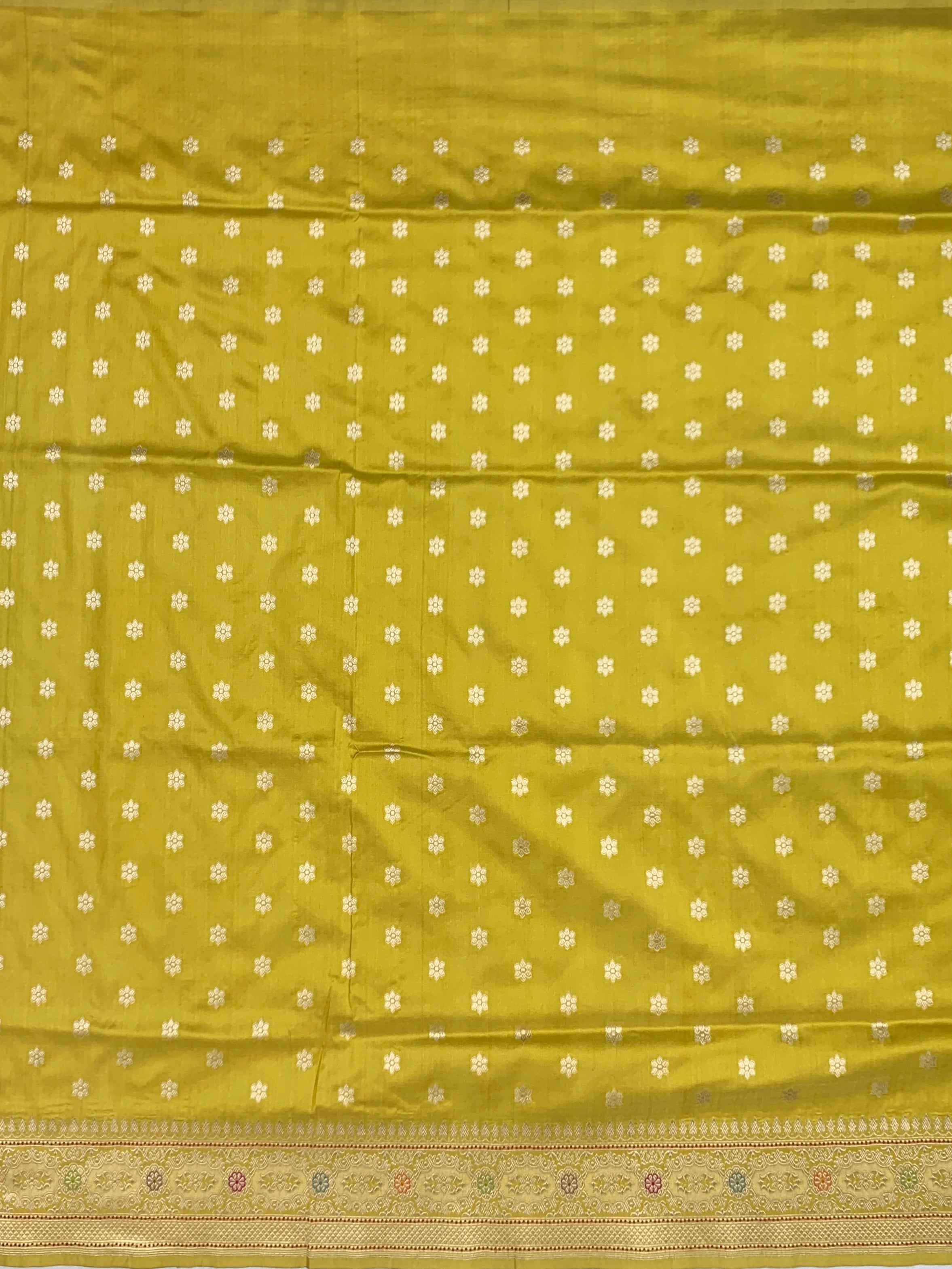 Exquisite Golden-Green Banarasi Silk Saree with Meenakari & Geometric Zari Motifs