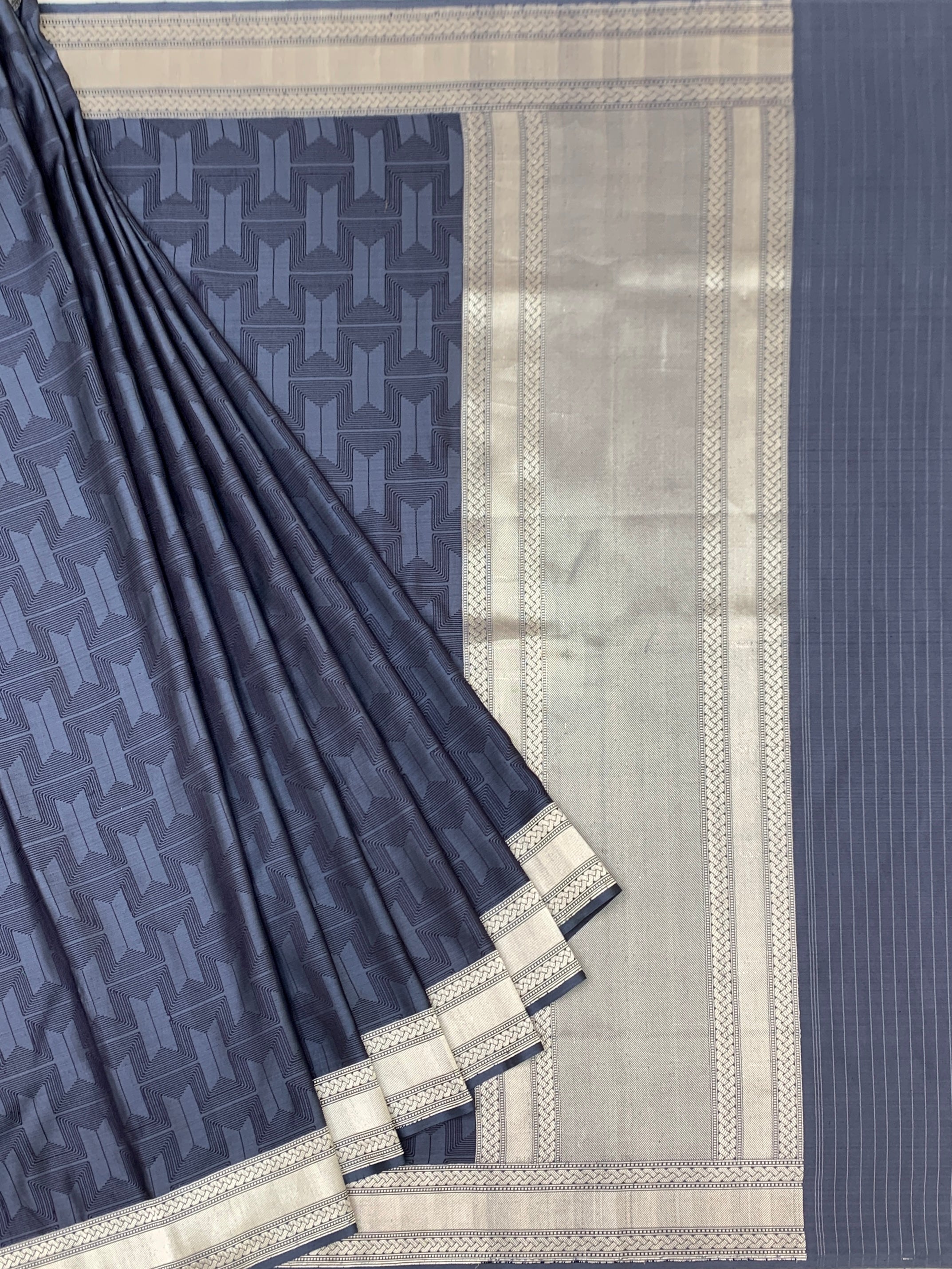 Classic Elegance: Geometric Jacquard Mashru Silk Saree