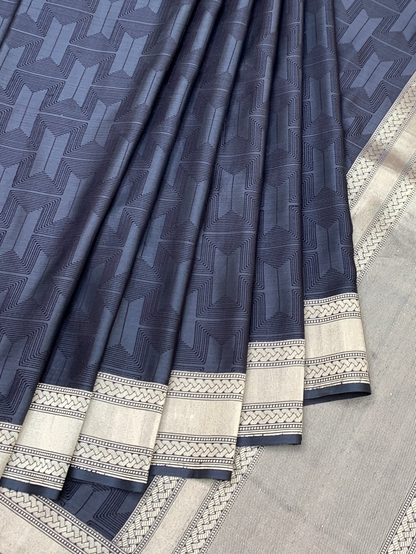 Classic Elegance: Geometric Jacquard Mashru Silk Saree