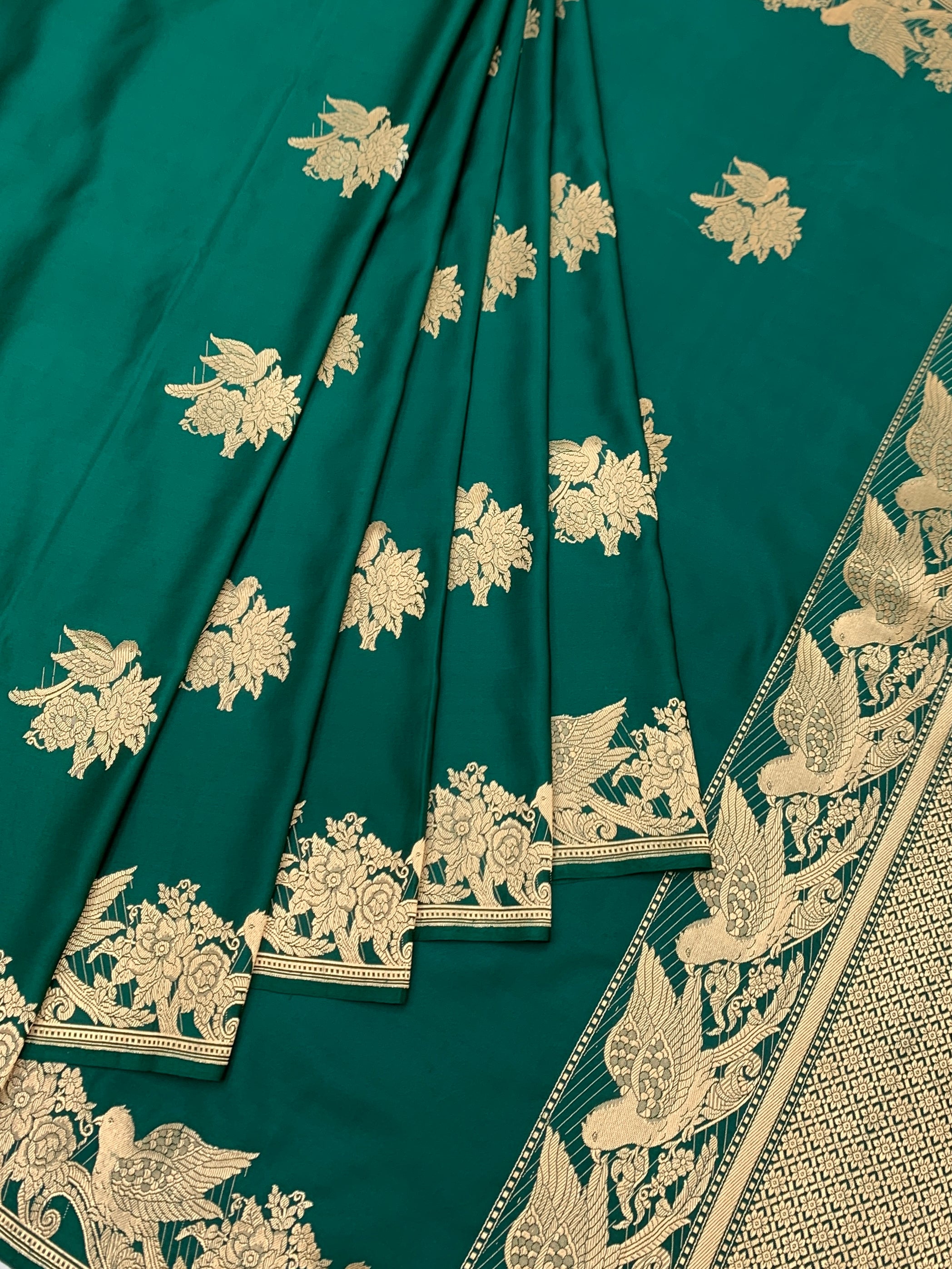 Emerald Elegance: Handwoven Mashru Silk Saree