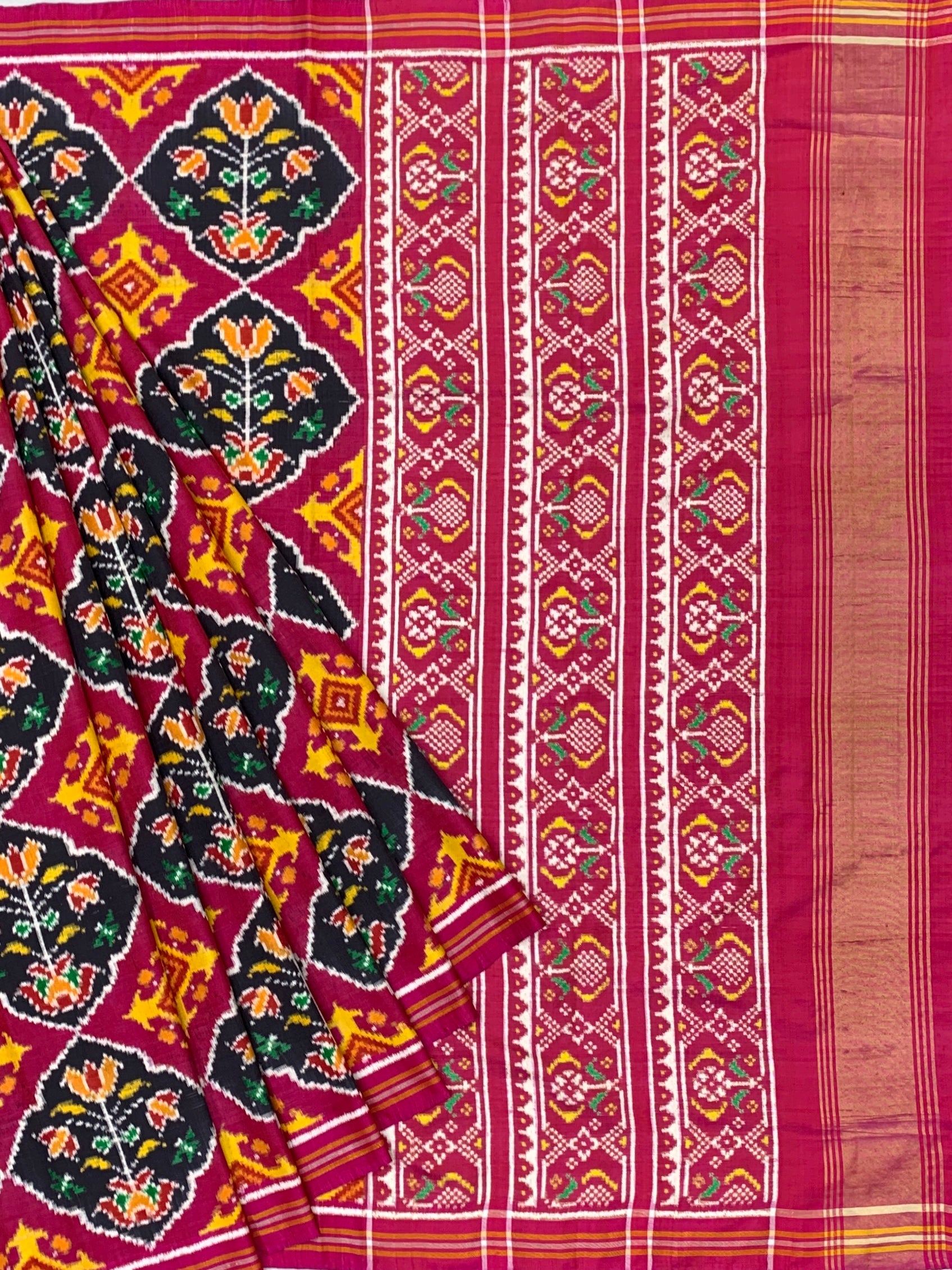Exquisite Handwoven Patan Patola Silk Saree – Magenta & Black Floral Diamond Medallion