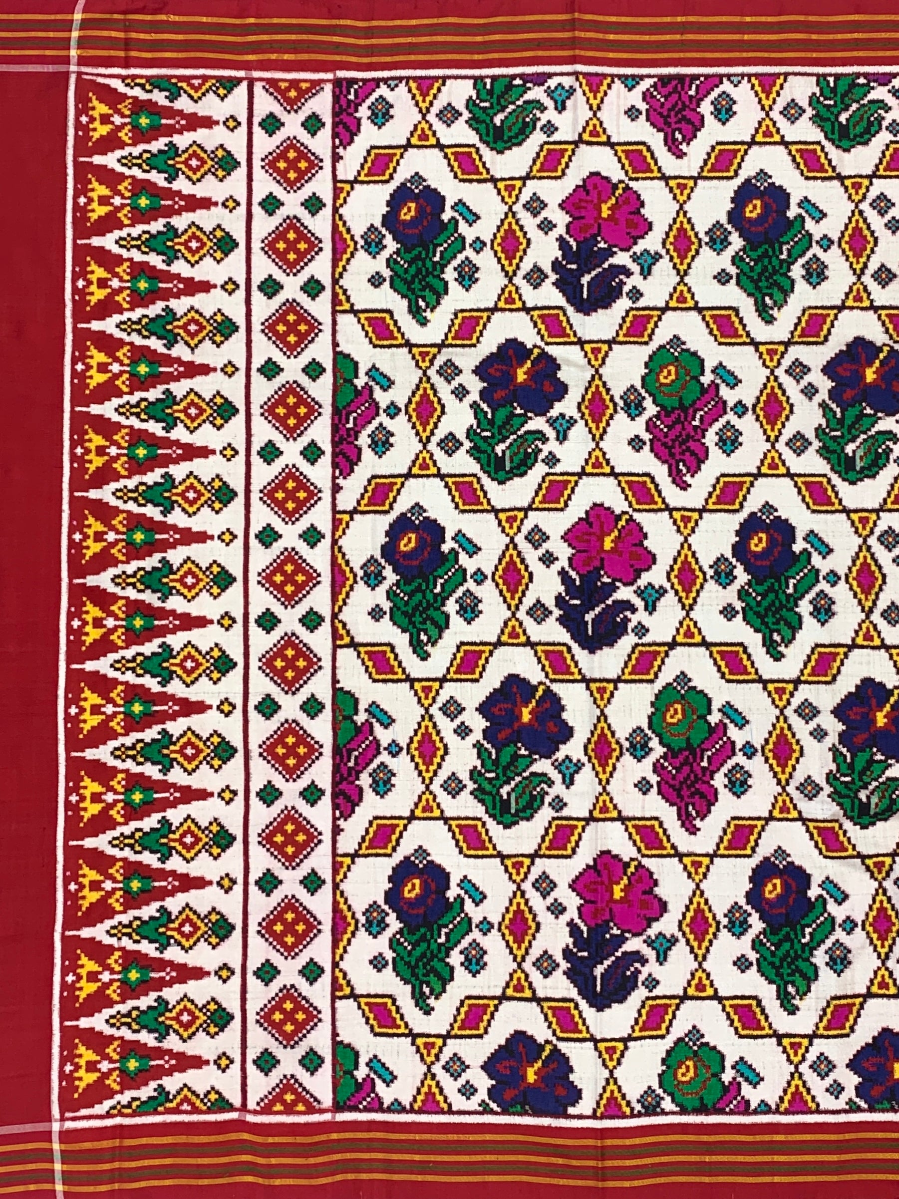 Exquisite Handwoven Patan Patola Silk Saree – Phul Bhat Motif