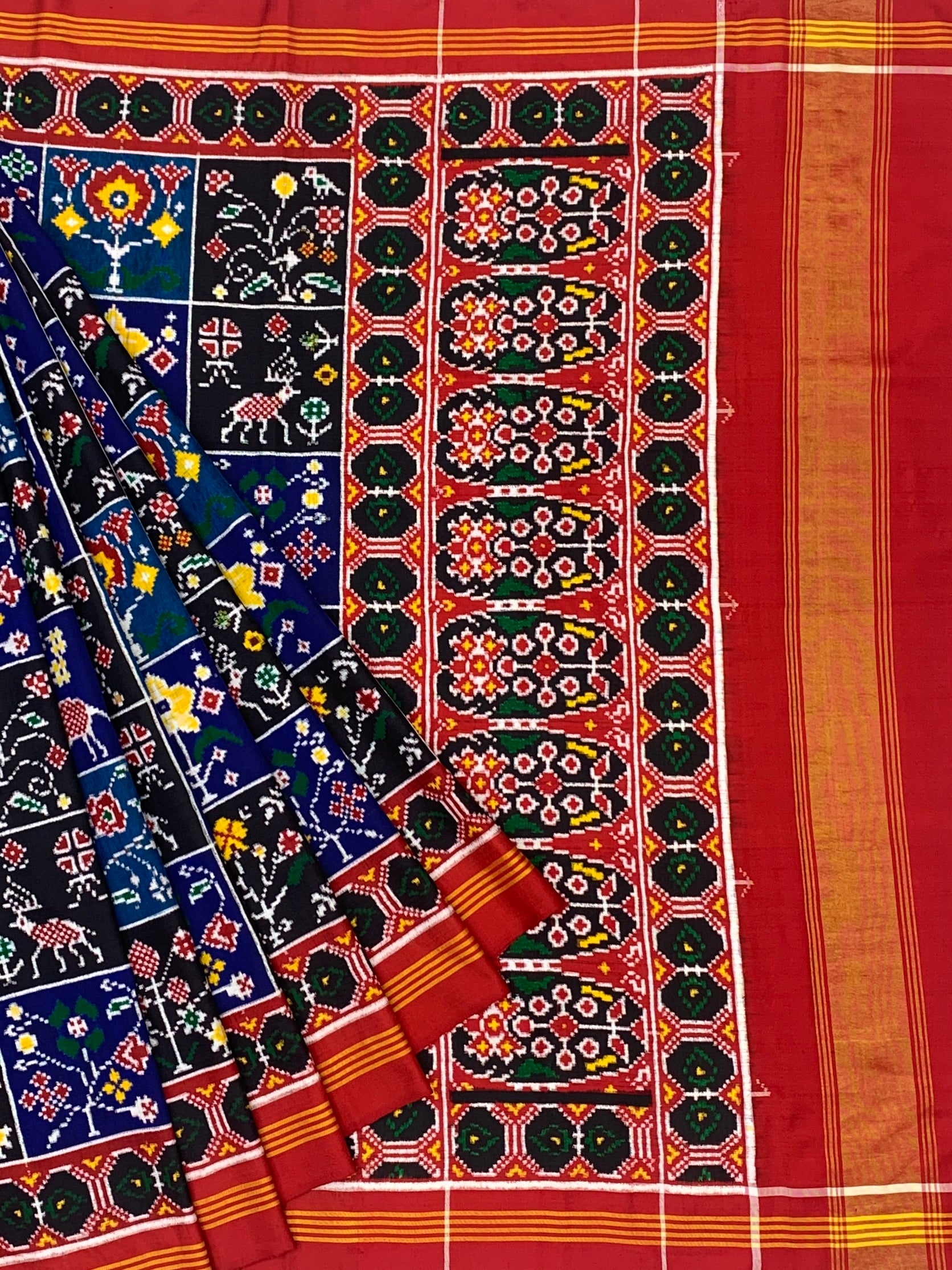 Exquisite Handwoven Patan Patola Silk Saree – Traditional Grid Motif