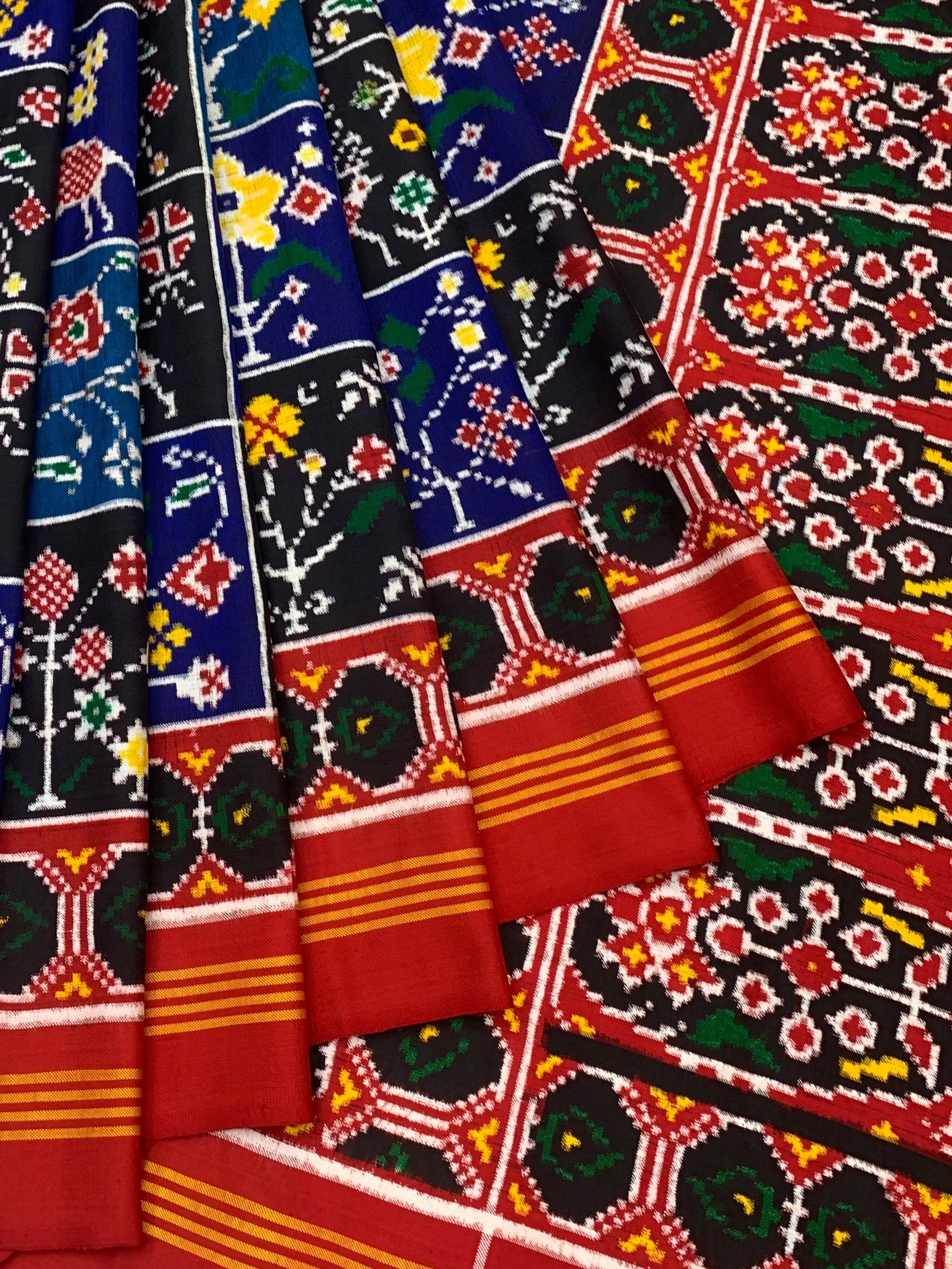 Exquisite Handwoven Patan Patola Silk Saree – Traditional Grid Motif