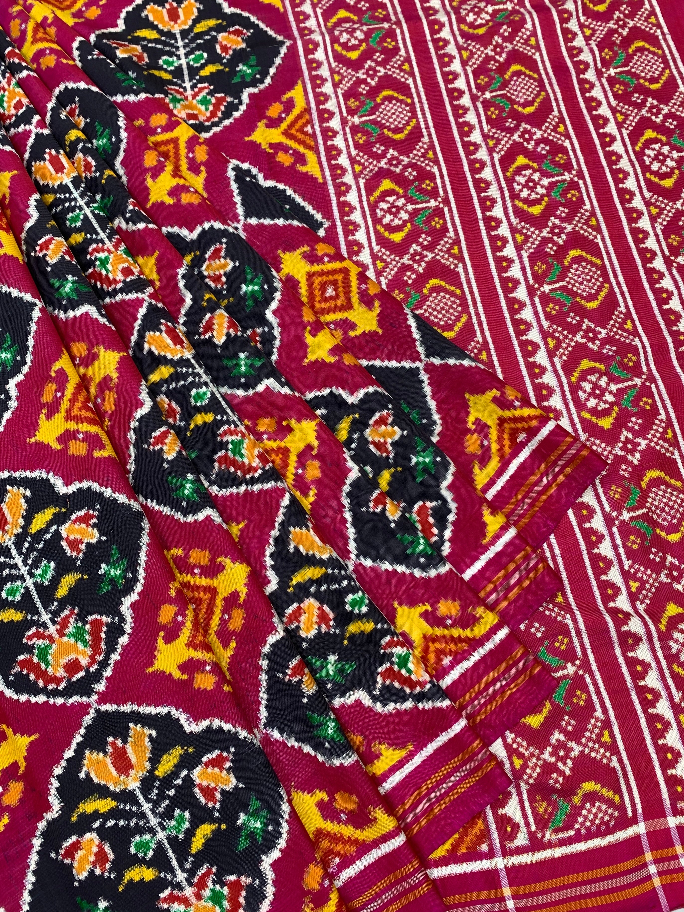 Exquisite Handwoven Patan Patola Silk Saree – Magenta & Black Floral Diamond Medallion