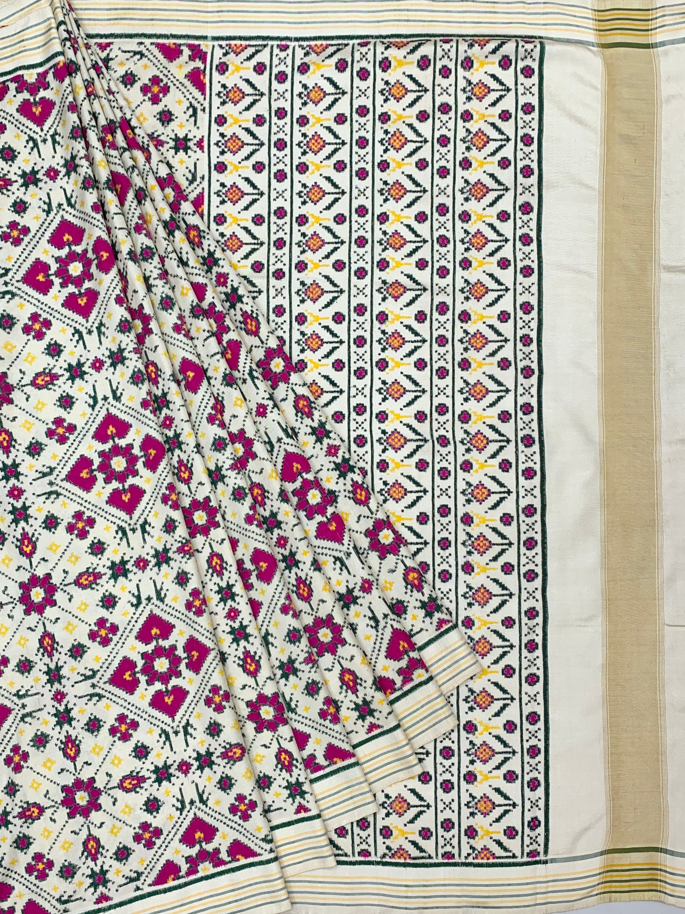 Exquisite Handwoven Patan Patola Silk Saree – Pristine Ivory & Magenta Geometric Medallion