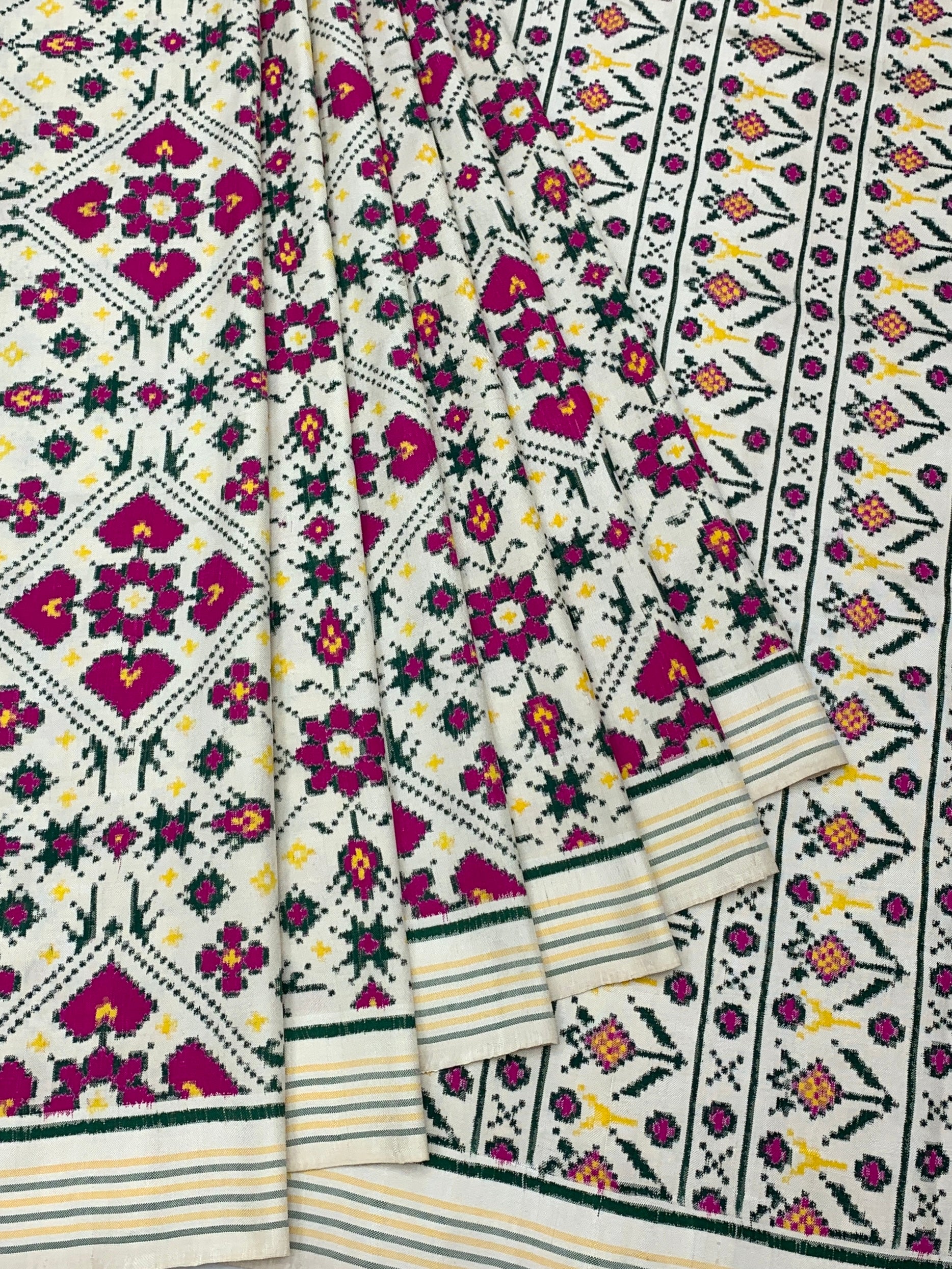 Exquisite Handwoven Patan Patola Silk Saree – Pristine Ivory & Magenta Geometric Medallion