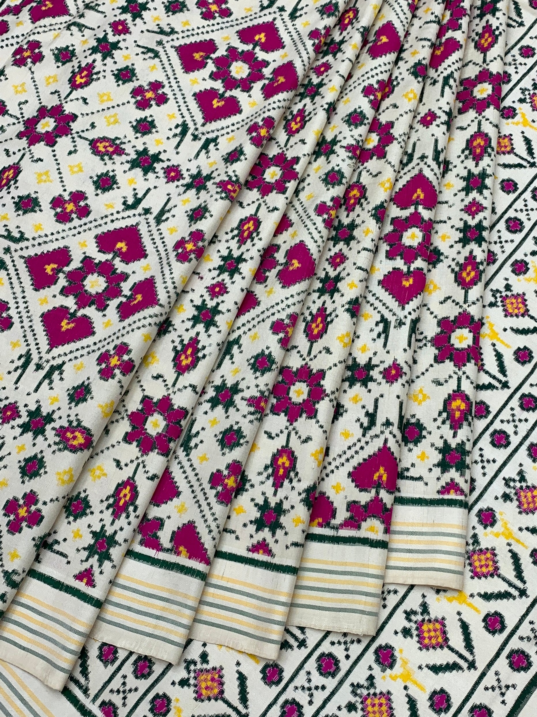 Exquisite Handwoven Patan Patola Silk Saree – Pristine Ivory & Magenta Geometric Medallion
