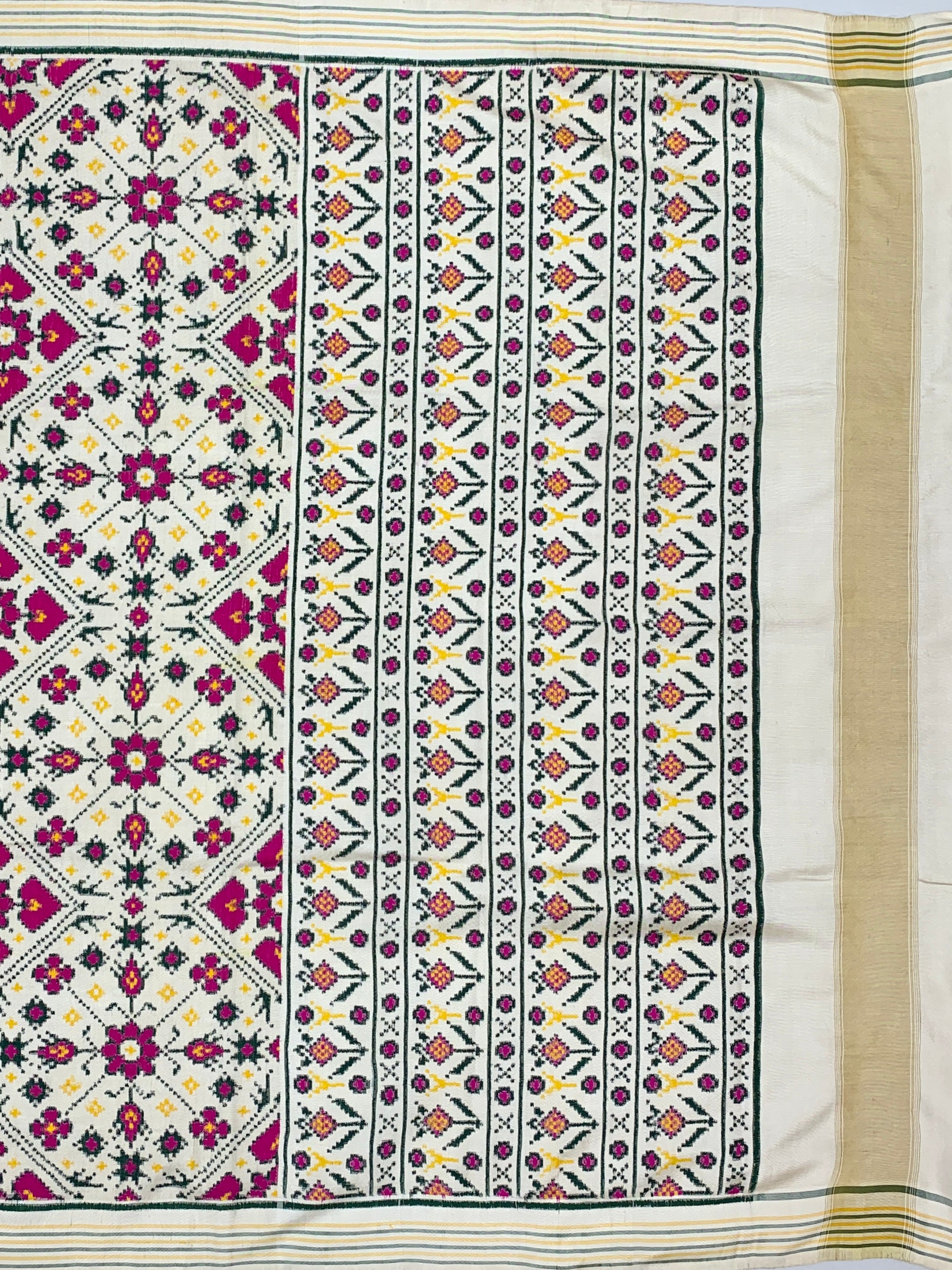 Exquisite Handwoven Patan Patola Silk Saree – Pristine Ivory & Magenta Geometric Medallion