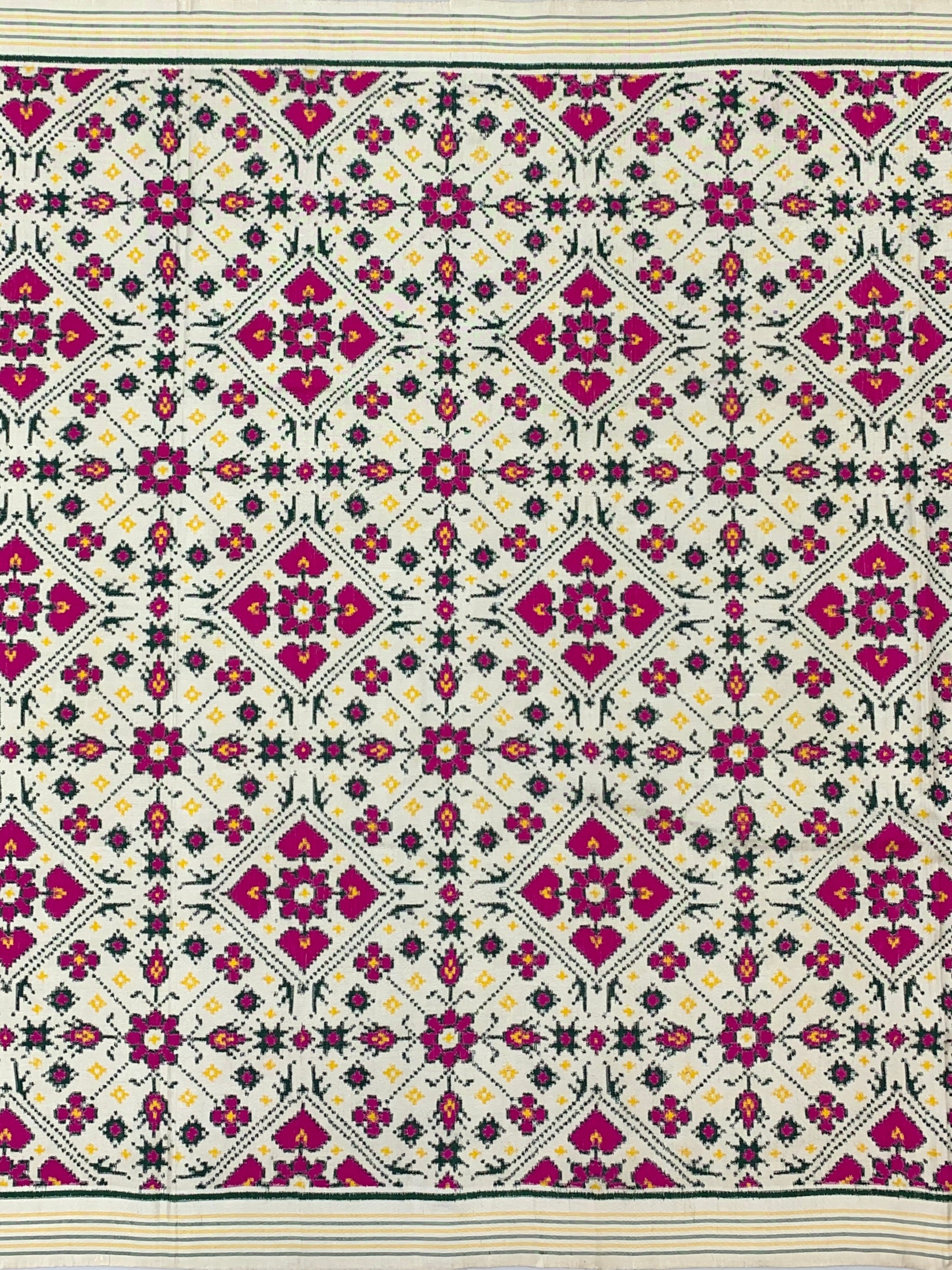 Exquisite Handwoven Patan Patola Silk Saree – Pristine Ivory & Magenta Geometric Medallion