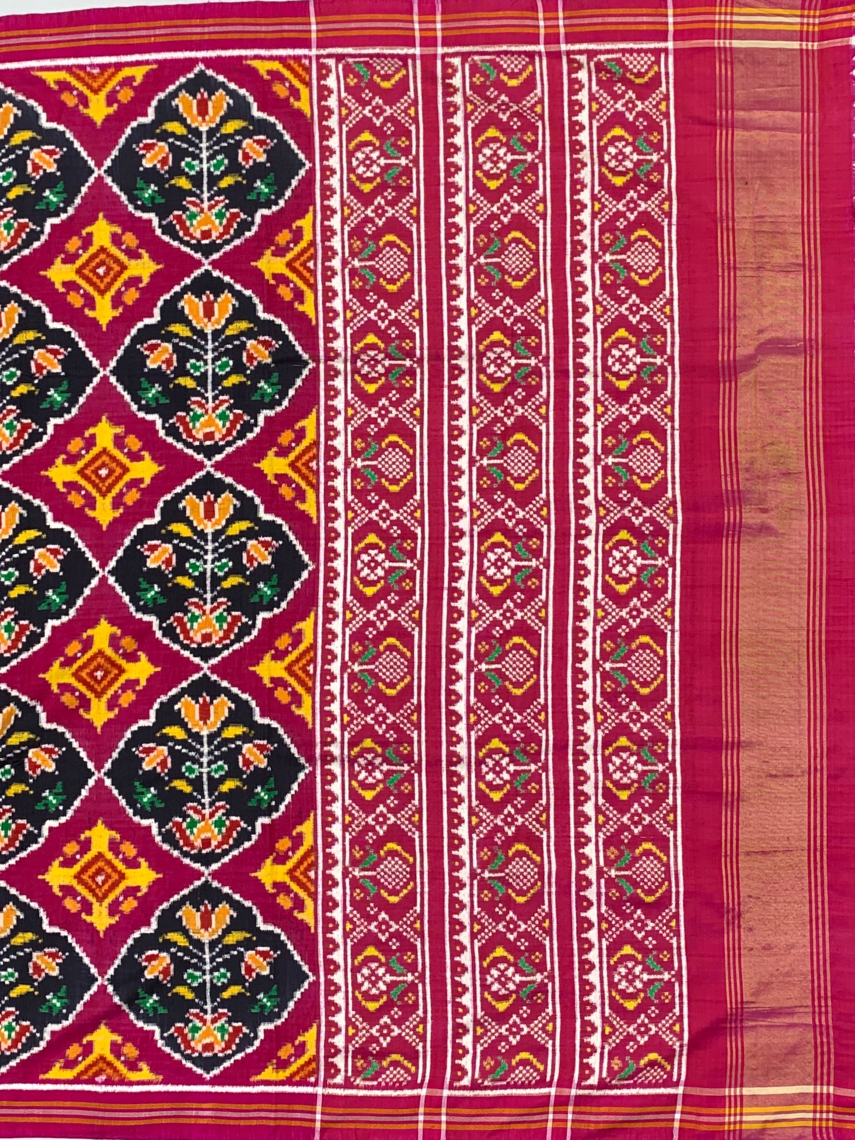 Exquisite Handwoven Patan Patola Silk Saree – Magenta & Black Floral Diamond Medallion