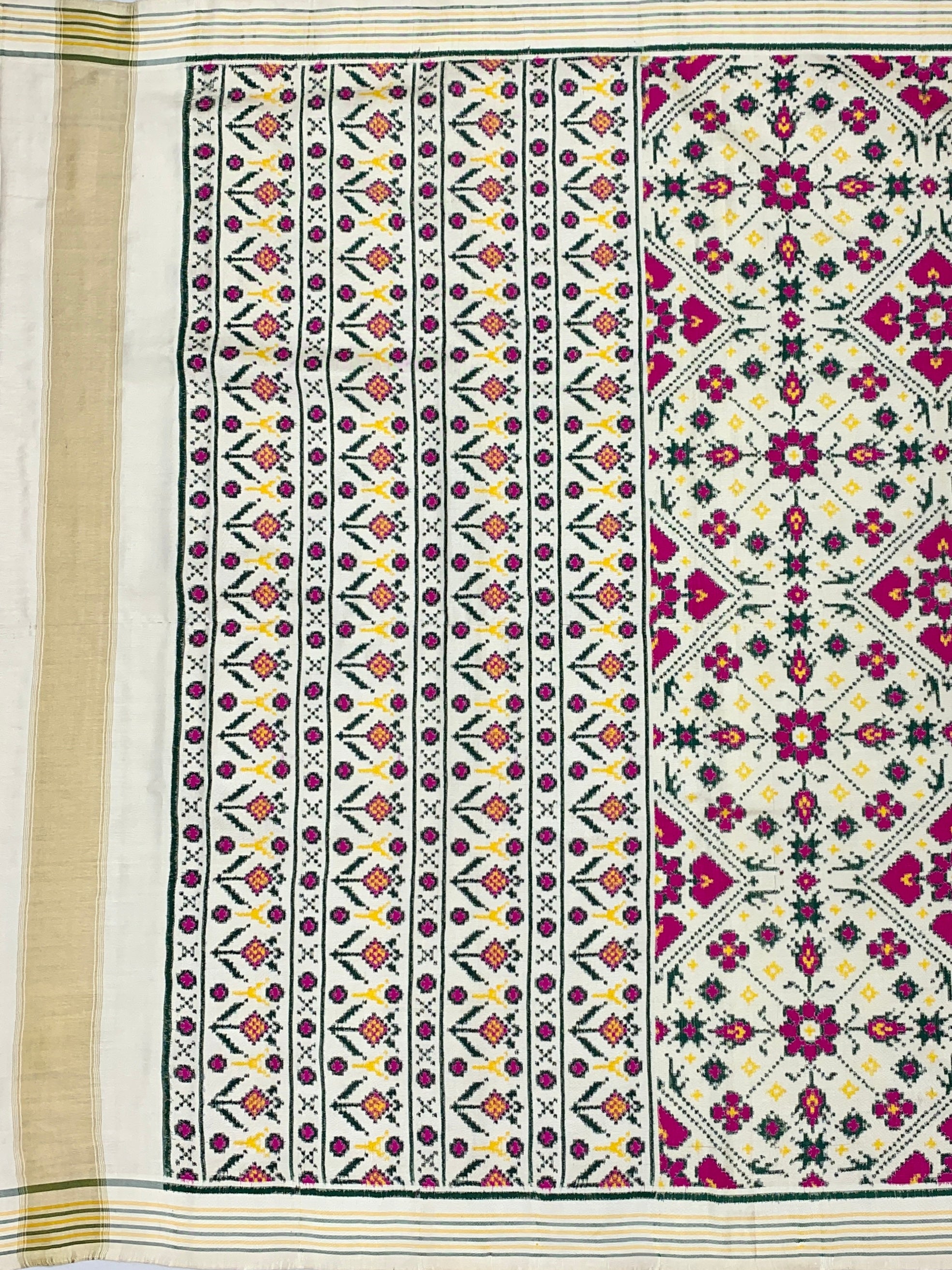 Exquisite Handwoven Patan Patola Silk Saree – Pristine Ivory & Magenta Geometric Medallion