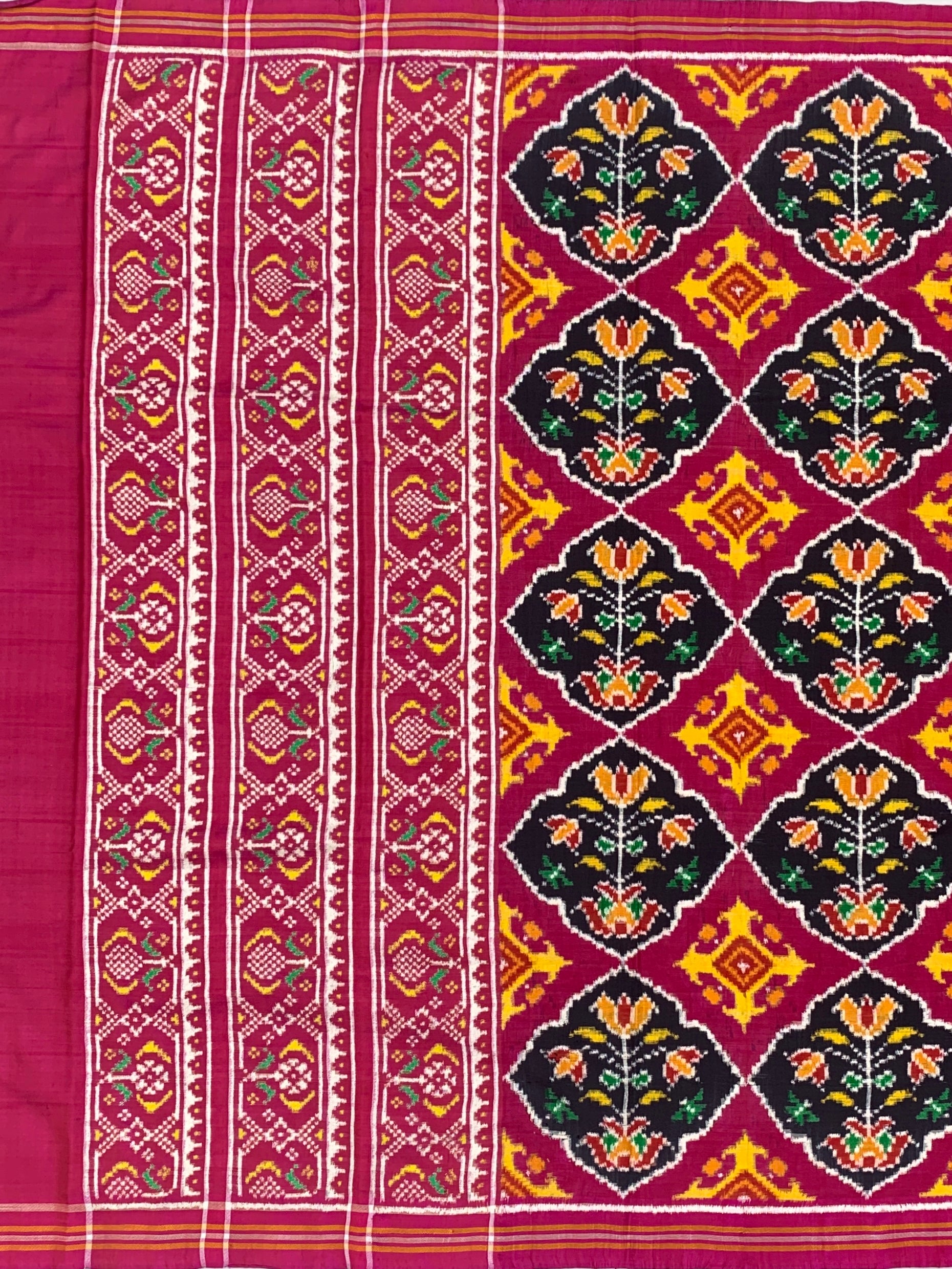 Exquisite Handwoven Patan Patola Silk Saree – Magenta & Black Floral Diamond Medallion