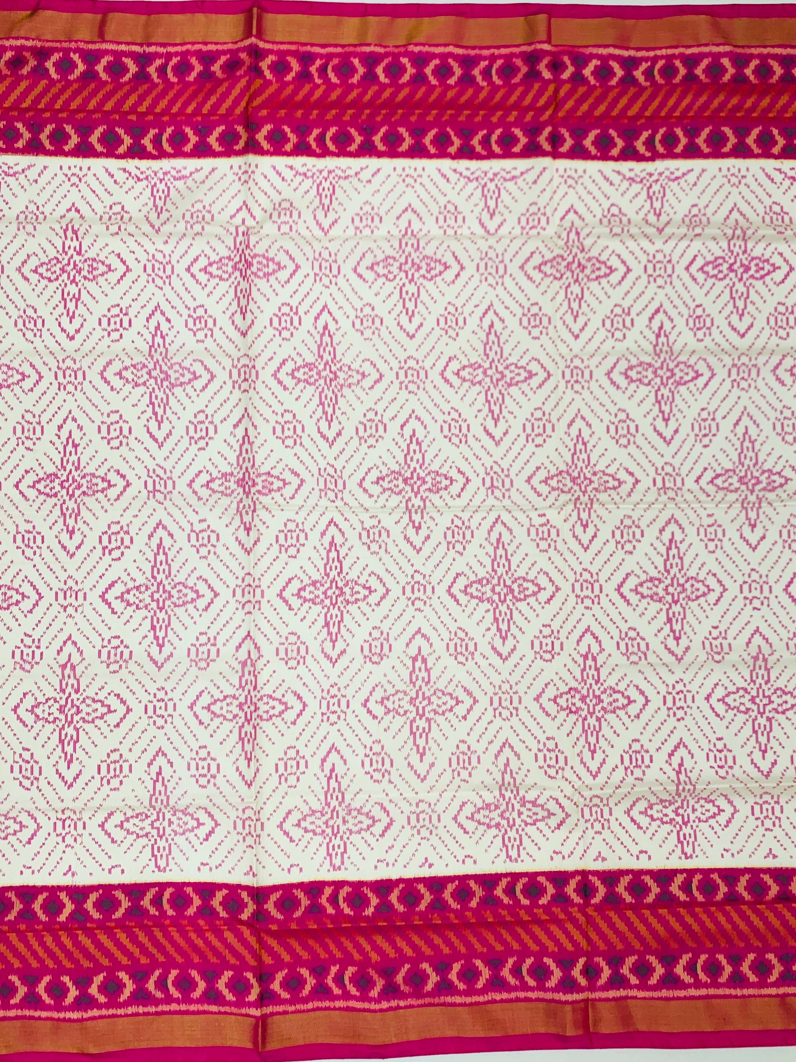triking Off-White & Magenta Rajkot Patola Silk Saree