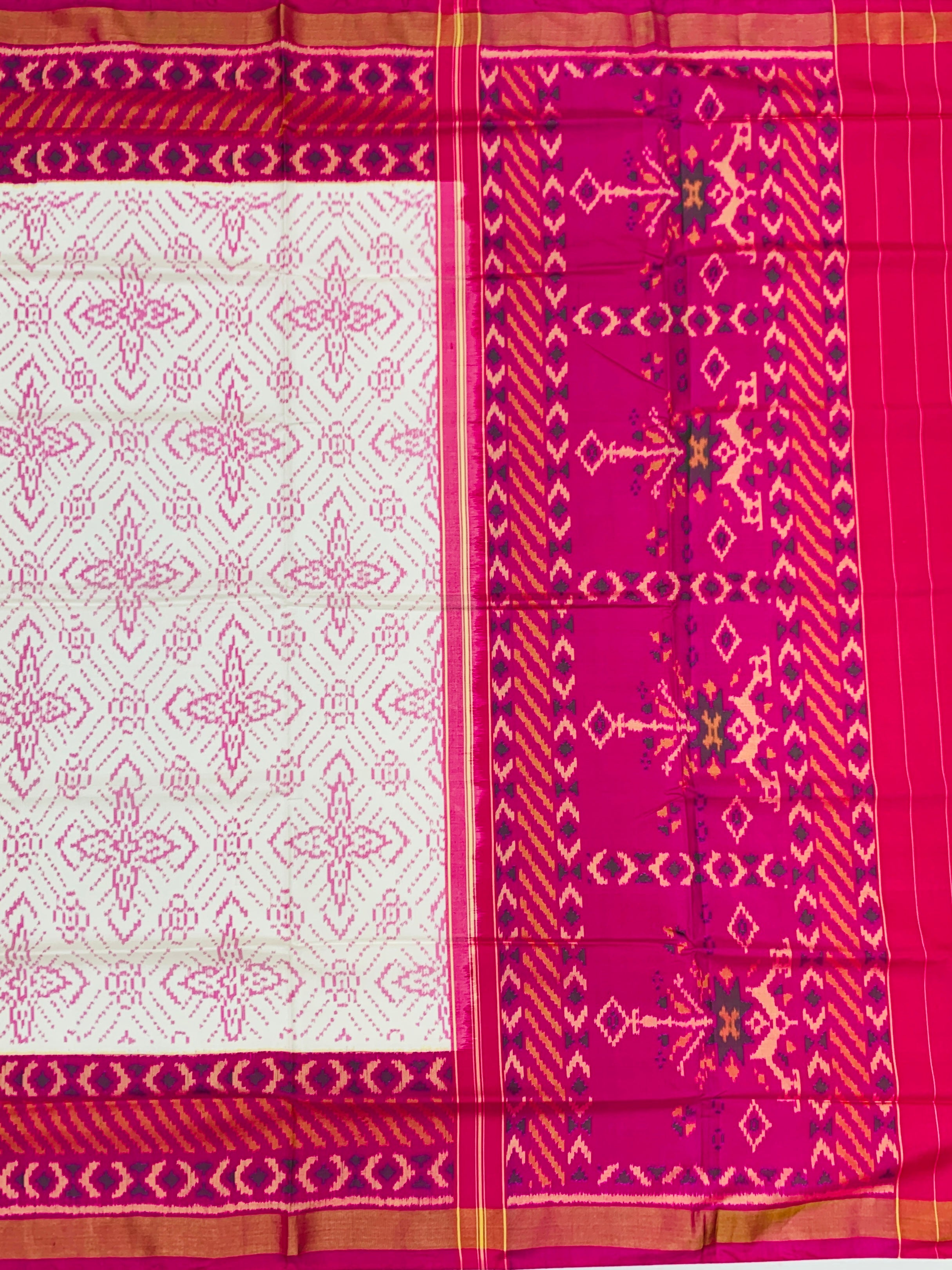 triking Off-White & Magenta Rajkot Patola Silk Saree