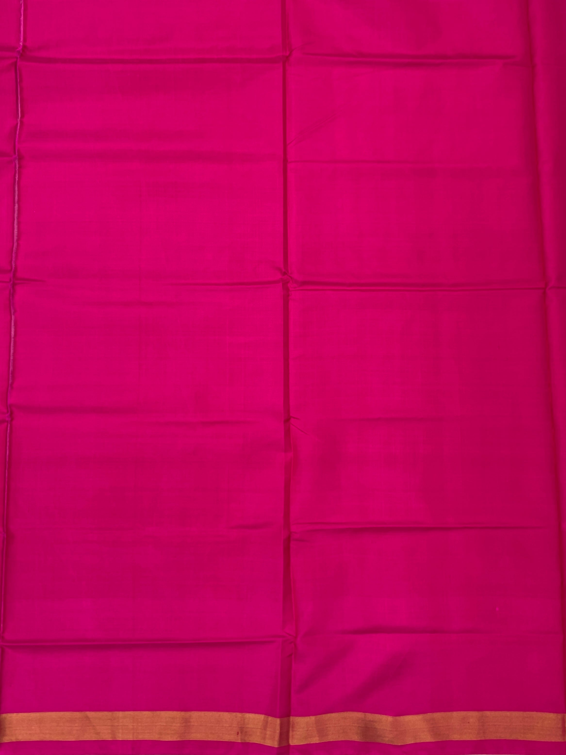 triking Off-White & Magenta Rajkot Patola Silk Saree