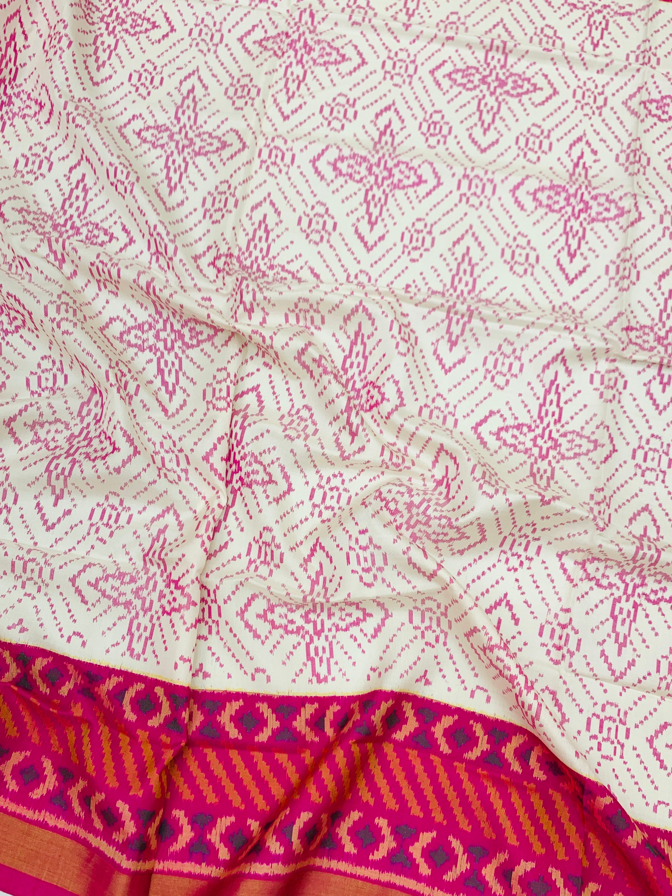 triking Off-White & Magenta Rajkot Patola Silk Saree