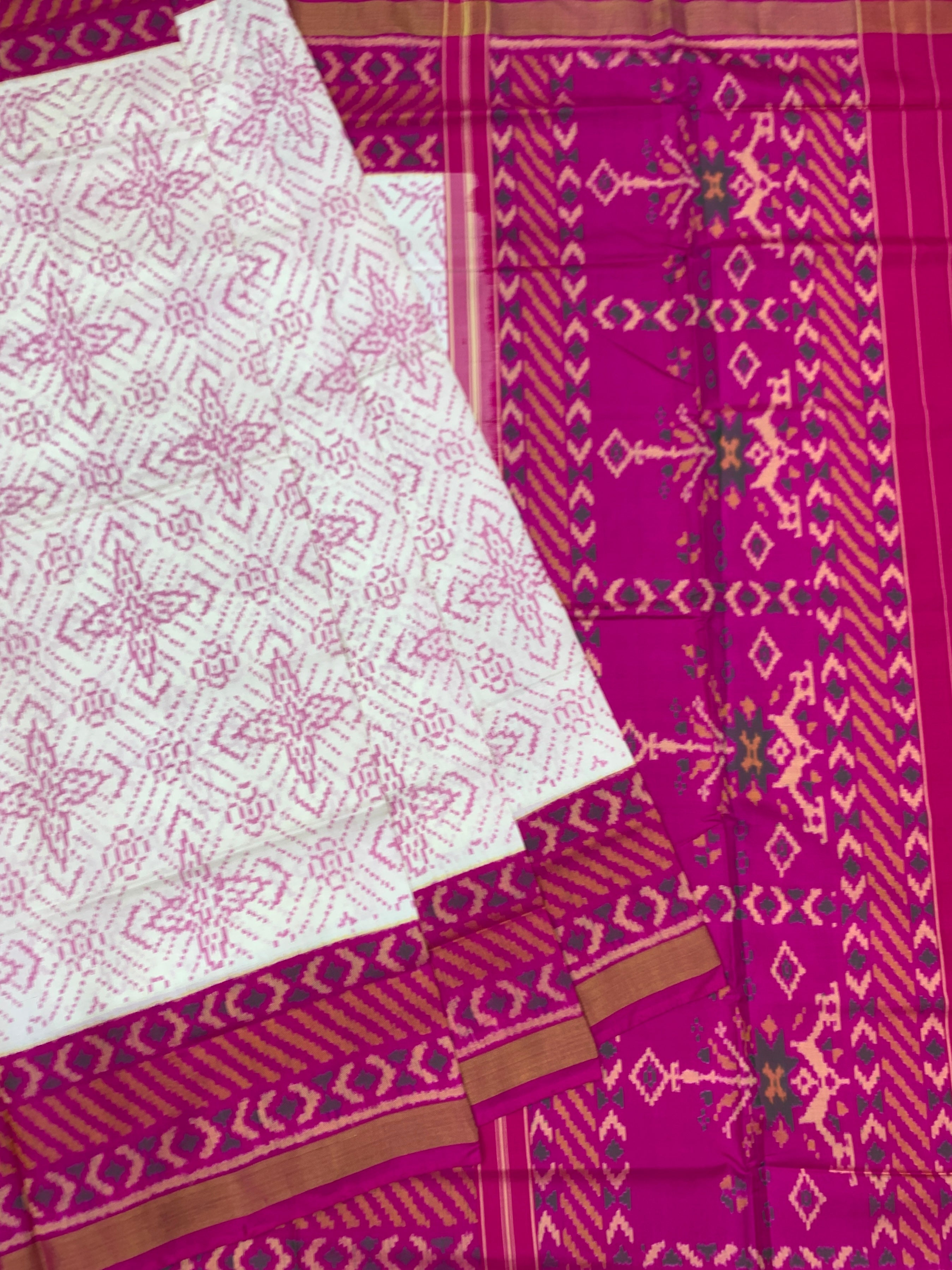 triking Off-White & Magenta Rajkot Patola Silk Saree