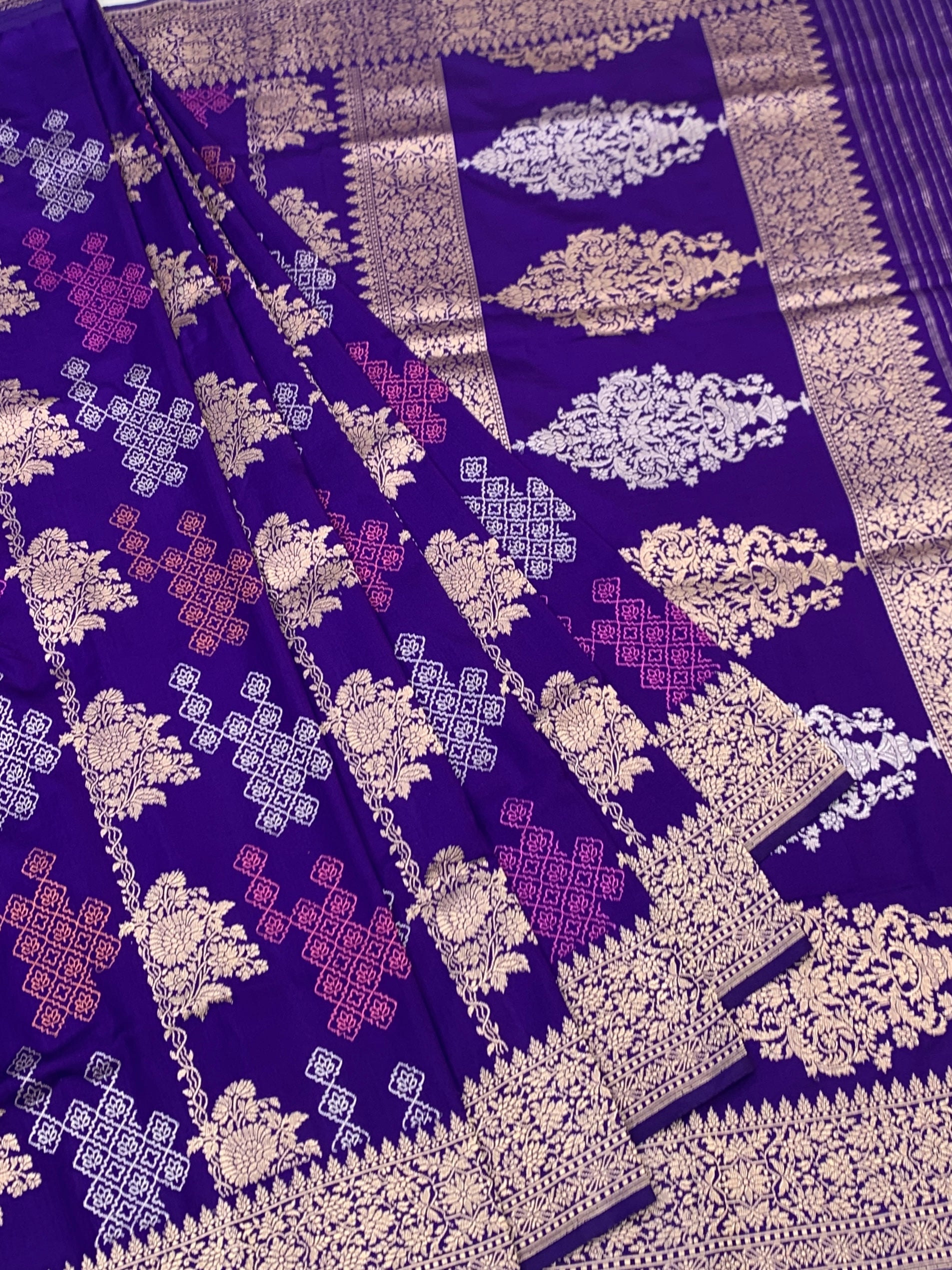 Majestic Violet: Geometric & Floral Medallion Banarasi Silk Saree