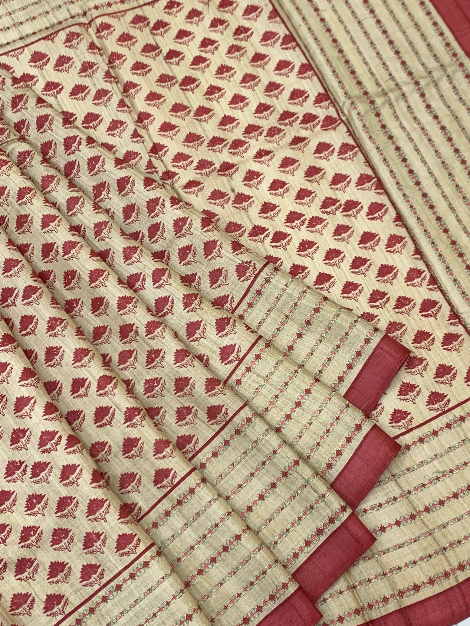 Classic Crimson: Heritage Floral Tussore Printed Saree