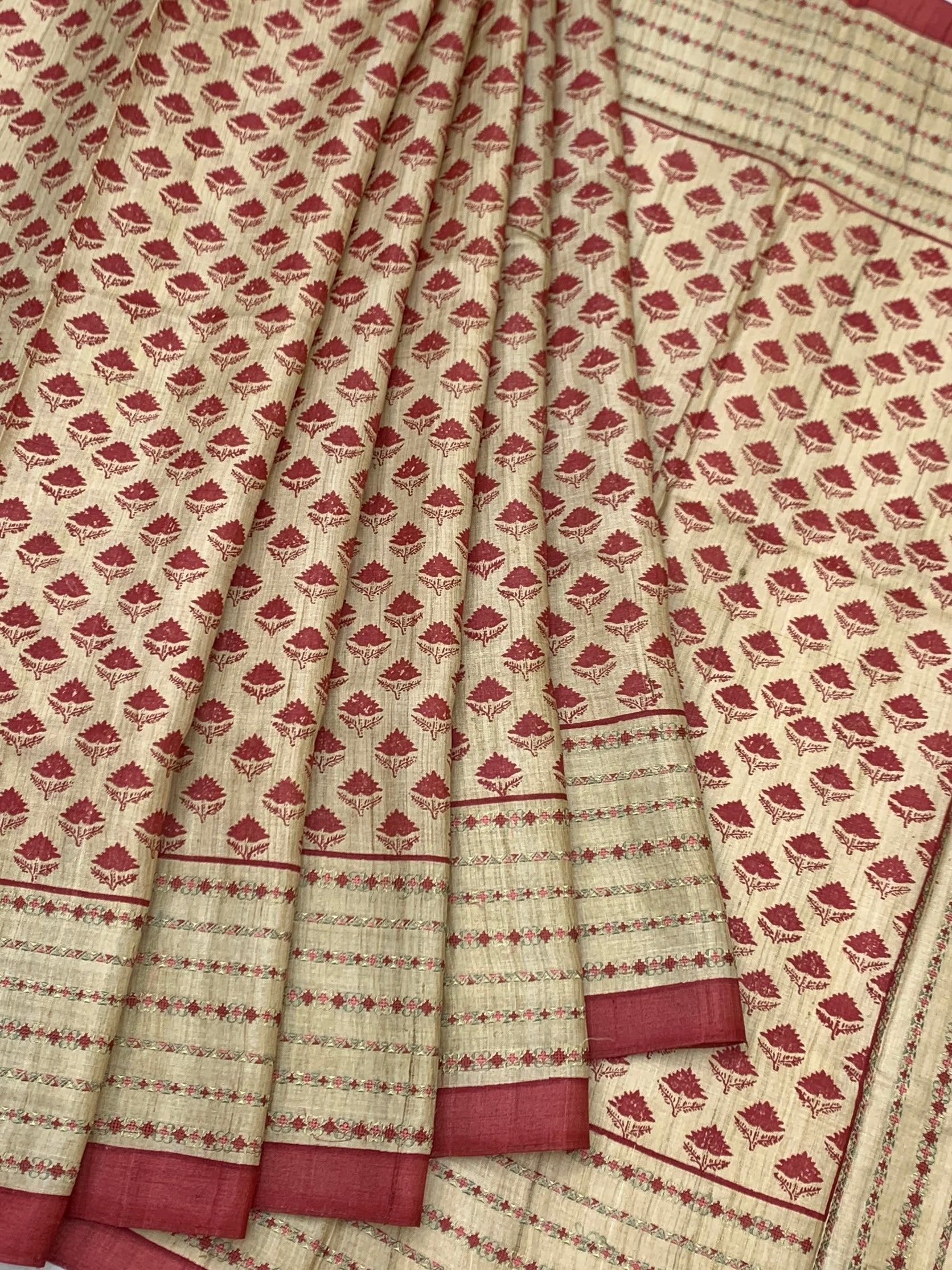 Classic Crimson: Heritage Floral Tussore Printed Saree