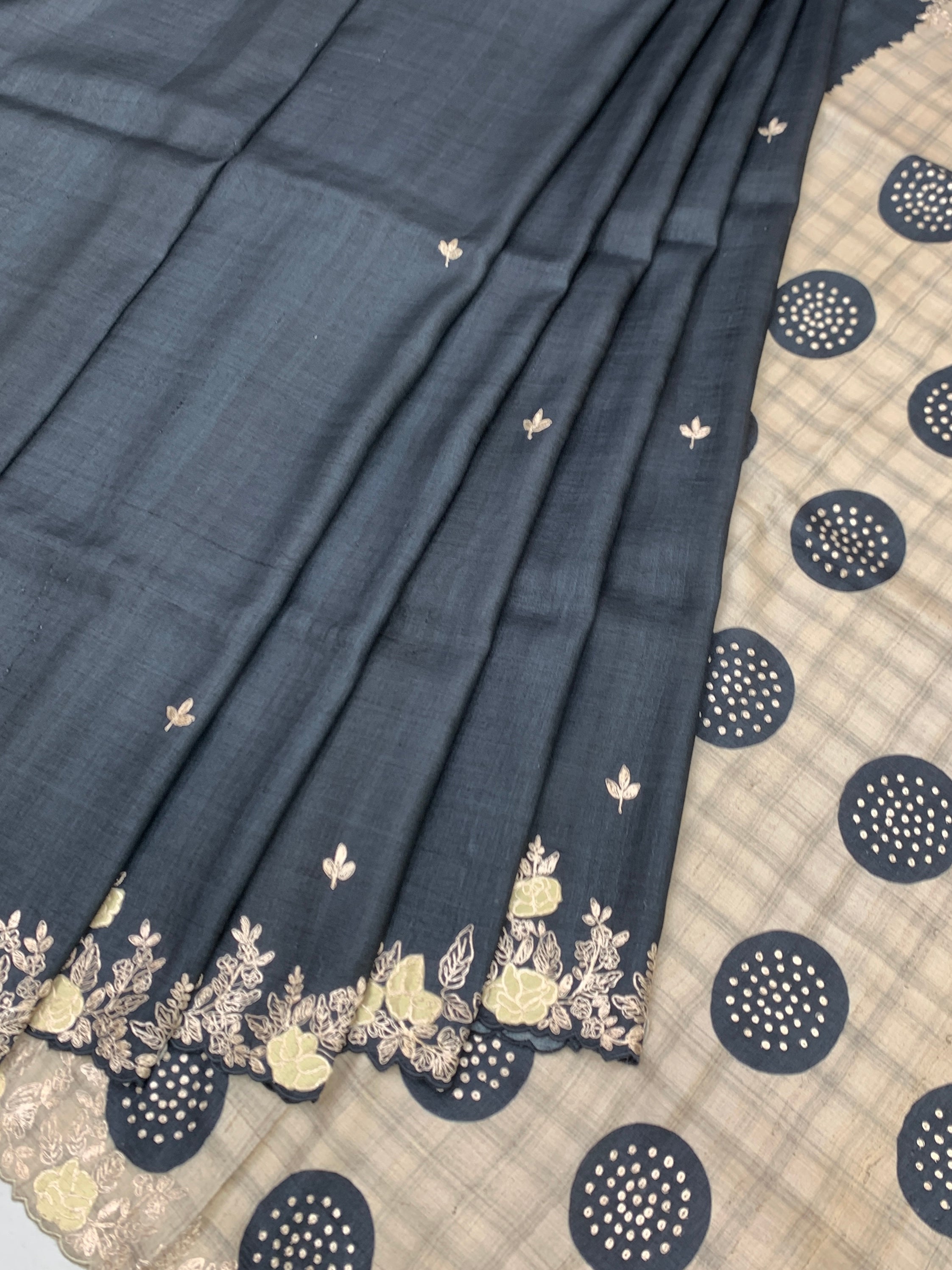 Midnight Medallion: Scalloped Floral Tussar Silk Saree