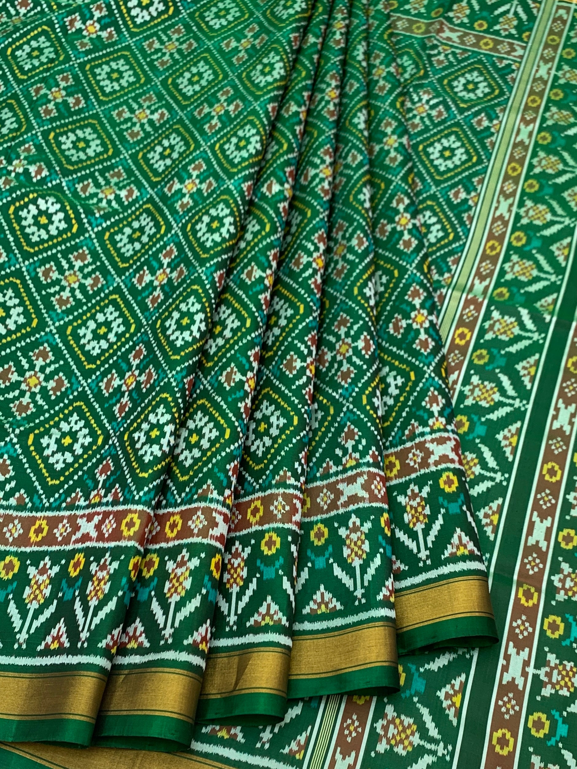 Emerald & Gold Heritage: Geometric Rajkot Patola Silk Saree